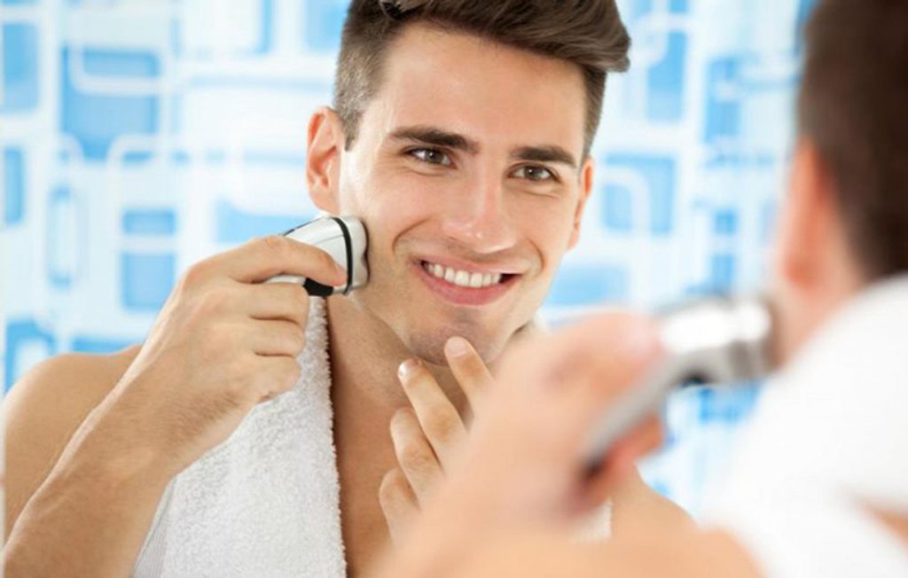 Cạo râu cũng là điều cần lưu ý để chăm sóc da mặt cho nam giới
