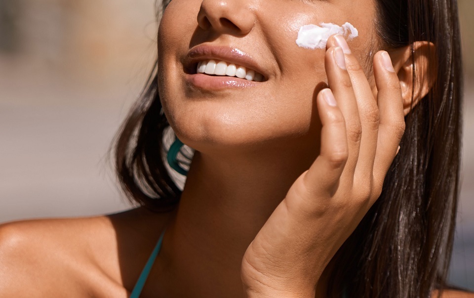 Làn da khô cần tìm cho mình sản phẩm chống nắng không chứa cồn.