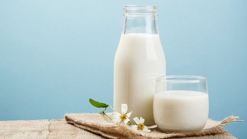 Dùng sữa để tẩy tế bào chết bàn chân
