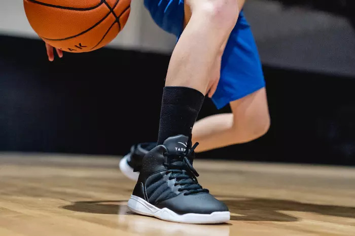 Một đôi giày bóng rổ vừa vặn sẽ tạo cảm giác thoải mái cho bạn khi chơi bóng