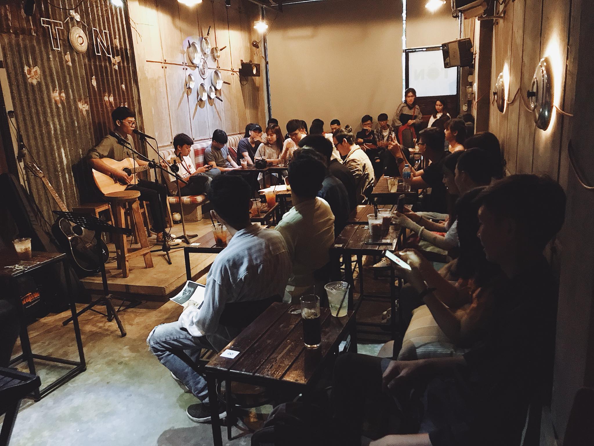 Tại sao bạn nên ghé Ngõ Acoustic Café?