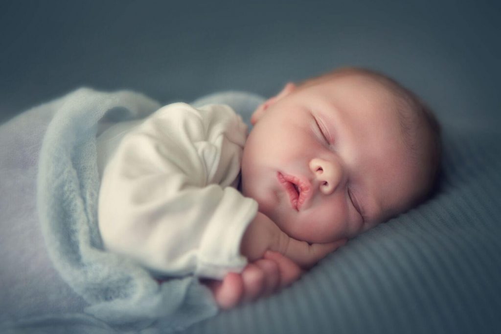 Nâng cao đầu bé khi ngủ