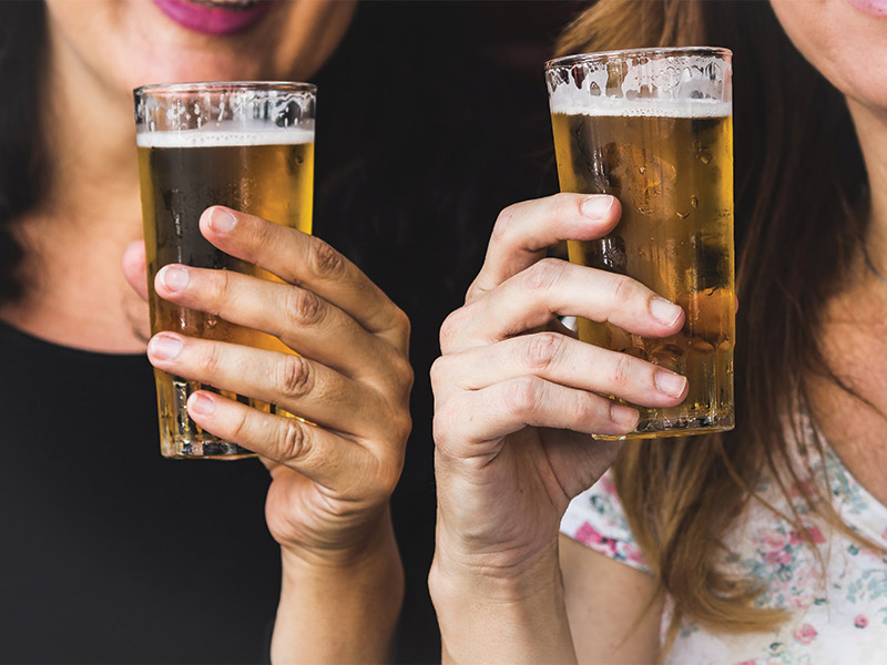 Uống rượu bia có thể khiến bạn bị phù chân