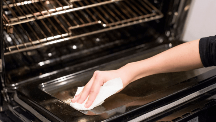 Muối làm sạch súp tràn ra lò nướng là diệu kế để vệ sinh phòng bếp